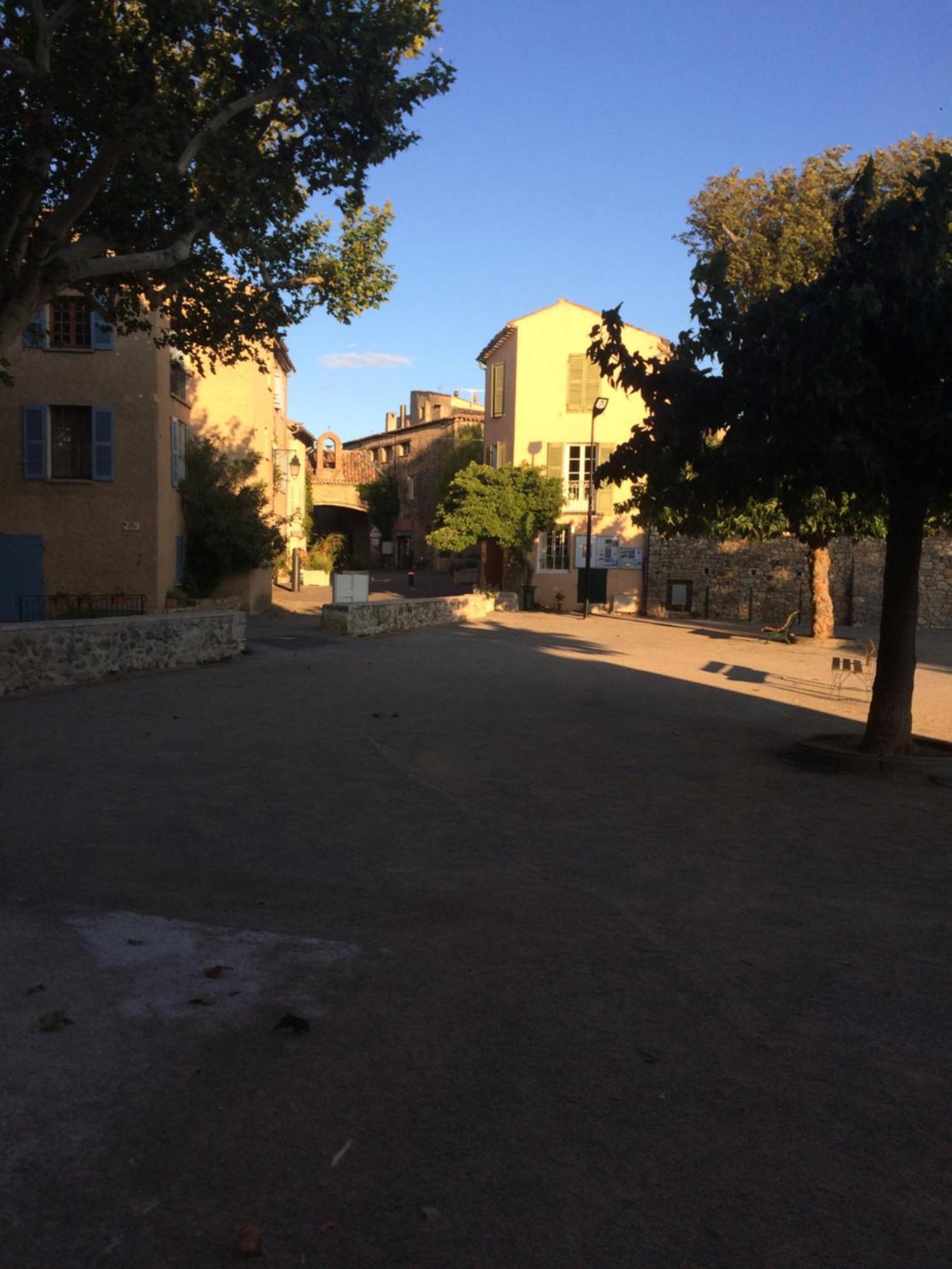 Au Coeur Du Village Provencal Tourtour Esterno foto